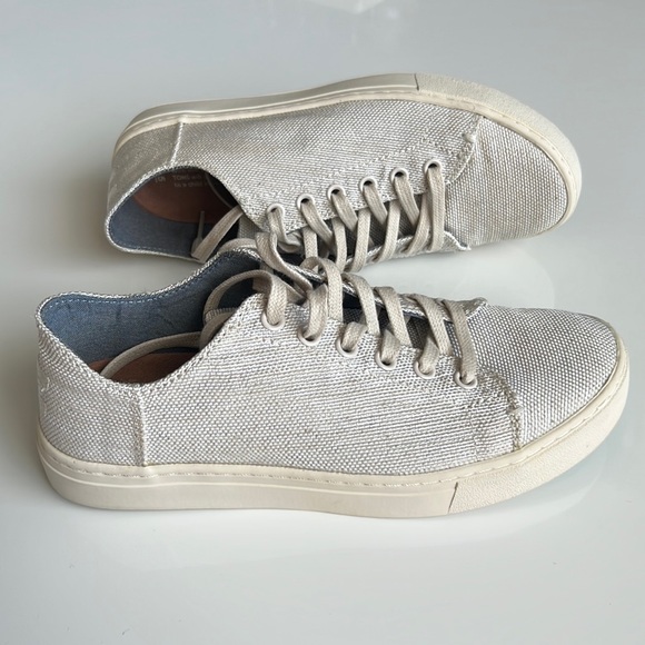 New TOMS classic canvas sneaker - Picture 1 of 10